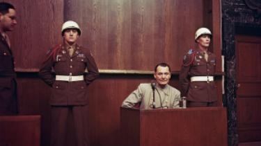 هيرمان غورينغ الرجل الثاني بعد أدولف هتلر أثناء محاكمته في نورمبيرغ بألمانيا على جرائم الحرب التي ارتكبها، عام 1946في عام 