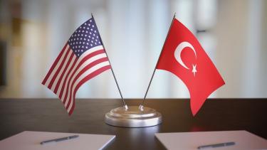 العلم التركي إلى جانب العلم الأمريكي (Dünya Gazetesi)