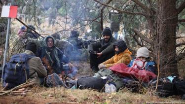 صورة ملتقطة في شهر تشرين الثاني الماضي لمهاجرين يقيمون في الغابات على الحدود البولندية-البيلاروسية (رويترز)