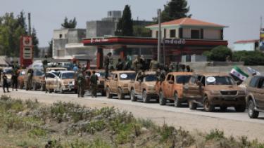 جانب من التعزيزات العسكرية للجيش الوطني السوري المتجهة إلى أطراف تل رفعت شمالي حلب (الأناضول)