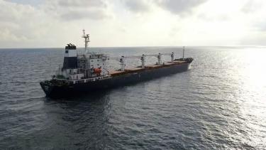سفينة رازوني الأوكرانية وهي ترفع علم سيراليون قبالة كيليوس في البحر الأسود بتركيا- التاريخ 3 آب 2022 - المصدر: فاينانشال تايمز
