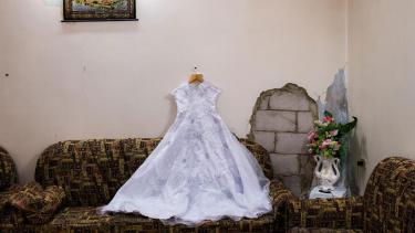 فستان لحفل زفاف في حي بابا عمرو في حمص (NATIONAL GEOGRAPHIC)