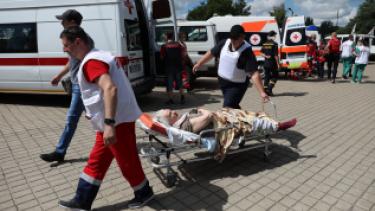 كوادر الصليب الأحمر وأطباء بلا حدود وهم يساعدون على إخلاء المسنين من إقليم دونيتسك بأوكرانيا 