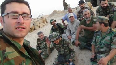 ضباط من النظام السوري برفقة قادة من الميليشيات الإيرانية في دير الزور (فيس بوك)