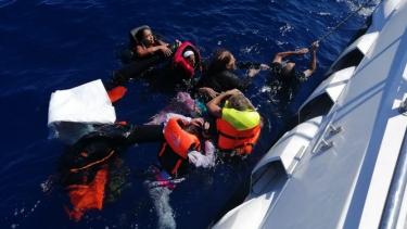 خفر السواحل التركي ينقذ طالبي لجوء دفعتهم اليونان قبالة شواطئ مرمريس - 13 من أيلول 2022 (الأناضول)