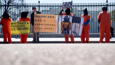 متظاهرون يقفون أمام البيت الأبيض يطالبون بإغلاق سجن غوانتانامو - التاريخ 2 نيسان 2022