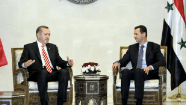 الرئيس التركي، رجب طيب أردوغان في لقاء سابق  مع رئيس النظام في سوريا بشار الأسد (وكالات)