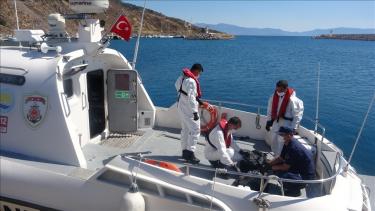 غرق قارب لمهاجرين في المياه التركية (الأناضول)