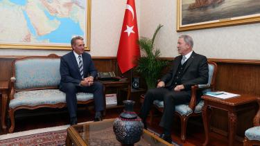 وزير الدفاع التركي يلتقي السفير الأمريكي في أنقرة (الأناضول)