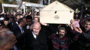 وزير الداخلية التركي سليمان صويلو يشارك في تشييع جثامين العائلة السورية في بورصة (وسائل إعلام تركية)