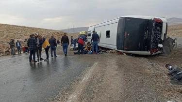 قتلى وجرحى بانقلاب حافلة تقل لاجئين سوريين إلى مركز ترحيل في ديار بكر (tgrthaber)
