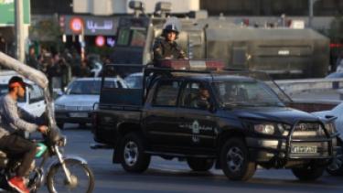 قوات مكافحة الشغب في أحد شوارع طهران (رويترز)