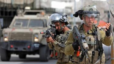 جنديان إسرائيليان في مدينة الخليل الفلسطينية، نيسان/أبريل 2022 (AFP)