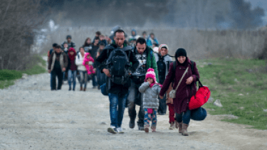 لاجئون يعبرون الحدود اليونانية - المقدونية (أ ف ب)