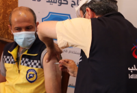 مدير الدفاع المدني السوري أول المتلقين للقاح كوفيد في شمال سوريا