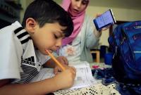 طفل يدرس في المنزل خلال فترة إغلاق المدارس بسبب فيروس كورونا في صيدا، لبنان حزيران 2020 (رويترز).jpg