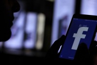 فيسبوك تتيح للصحفيين فرض اشتراكات مالية على متابعيهم