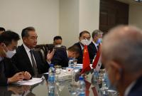 وزير خارجية الصين يقدّم مقترحاً لـ "حلّ الأزمة" في سوريا.. ما بنوده؟