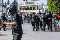 تونس.. الأمن يقتحم مكتب "الجزيرة" وصدامات بين مؤيدي تجميد البرلمان ومعارضيه