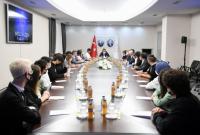 وزير التعليم التركي مع طلاب المدارس الثانوية في أنقرة