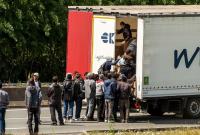 migrants-jump-into-a-truck-headed-for-the-channel-data.jpg