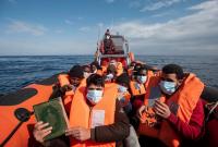 سوري يحمل بيده القرآن بعد إنقاذه وصعوده على متن قارب لجمعية الأذرع المفتوحة قبالة السواحل الليبية في 5 شباط 2022