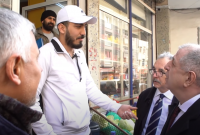 أوميت أوزداغ أثناء حديثه مع لاجئ سوري في اسنيورت (قناة أوميت أوزداغ على Youtube)