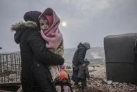 نازحات مع أطفالهن في شمال غربي سوريا