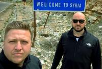 الصورة التي نشرها سايمون ويلسون عبر حسابه على تويتر والتي يظهر فيها واقفاً أمام الحدود السورية