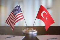 العلم التركي إلى جانب العلم الأمريكي (Dünya Gazetesi)