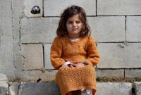 طفلة سورية نازحة تجلس خارج خيمة أهلها في مخيم بر إلياس بالبقاع اللبناني - التاريخ: 5 آذار 2021