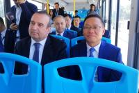 وزير الإدارة المحلية في حكومة النظام، حسين مخلوف والسفير الصيني فنغ بياو من داخل أحد الباصات (الوطن)
