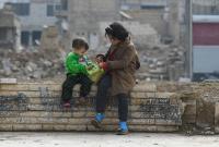 طفلان يجلسان فوق جدار في مدينة دوما السورية - المصدر: موقع الأمم المتحدة 
