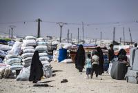 نساء وأطفال في مخيم لعائلات تنظيم الدولة 