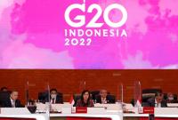 وزيرة المالية الإندونيسي تلقي كلمة خلال افتتاح إحدى اجتماعات قمة العشرين، 15 تموز 2022 (رويترز)