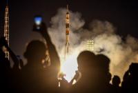 اعتمدت "ناسا" تاريخياً على صواريخ "سايوز" الروسية للوصول إلى محطة الفضاء الدولية (AFP via Getty Images)