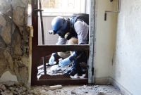 جمع عينات للتحقيق بهجوم الأسلحة الكيماوية في الغوطة الشرقية - أ ف ب 
