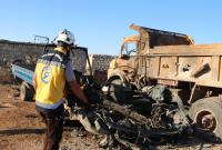 آلية مدمرة بفعل القصف الصاروخي على بلدة أبنبه بإدلب 