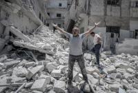منازل مدمرة من جراء قصف النظام السوري وروسيا (الأناضول)