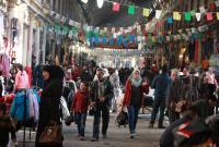 سوريون يتسوقون في سوق الحميدية عام 2019 (AFP)