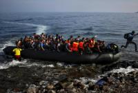 مهاجرون على متن قارب مطاطي قبالة السواحل اليونانية (رويترز)