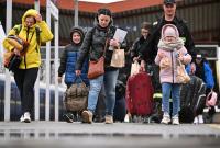 أوكرانيون يغادرون محطة القطار في بولندا بعد هروبهم من بلدهم بسبب الحرب - المصدر: ديسباتش