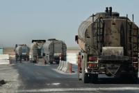 قافلة من شاحنات النفط تمر بنقطة تفتيش تابعة ل"قسد" في محافظة الحسكة - 4 من نيسان 2018 (AP)