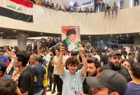 ناشطون عراقيون يقتحمون البرلمان العراقي