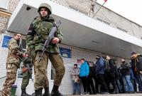 جنود في دونيتسك خارج وحدة تعبئة تابعة للانفصاليين (رويترز)