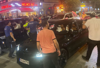 مواطنون أتراك يعتدون على سيارات السوريين في شانلي أورفا التركية