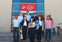 وفد مؤسسة حقوق الإنسان والمساواة التركية أثناء زيارته مركز الترحيل في ولاية غازي عنتاب (TİHEK)