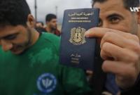 مواطن سوري يحمل جواز السفر (تلفزيون سوريا)