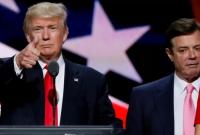 الرئيس الأميركي السابق دونالد ترامب، وإلى يساره رئيس حملته الانتخابية السابق بول مانافورت (GETTY IMAGES)
