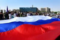 أشخاص يحملون علم روسيا في ساحة الأمويين بدمشق (الوطن)